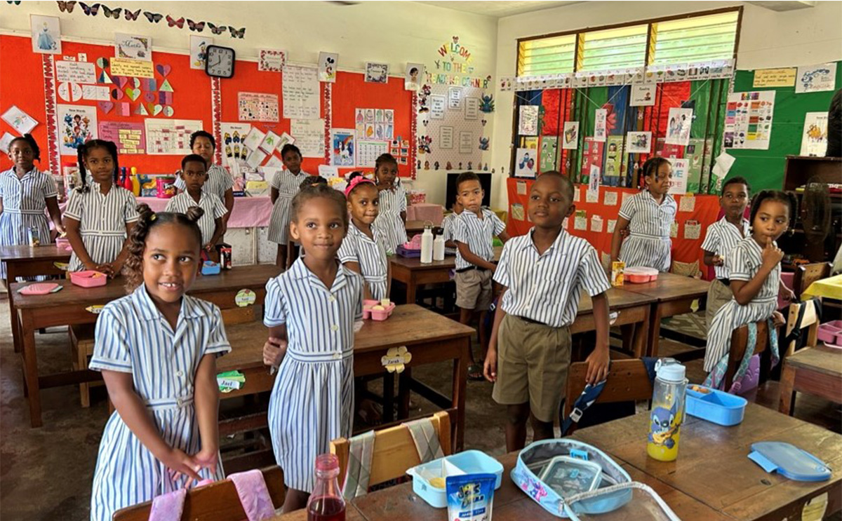 お昼ご飯の時間の教室