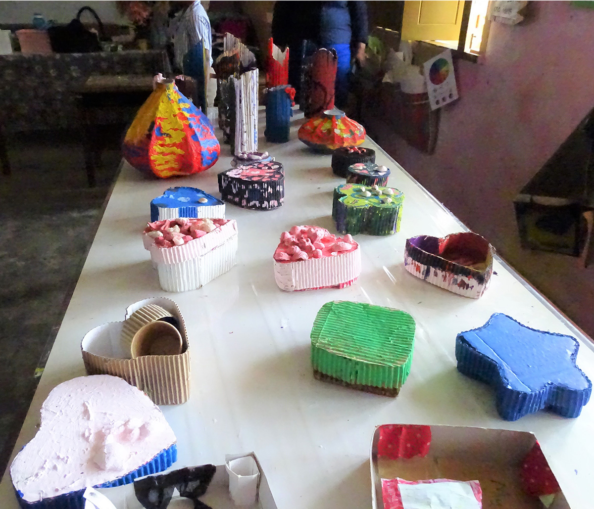 カラフルに色が塗られた星やハートの箱