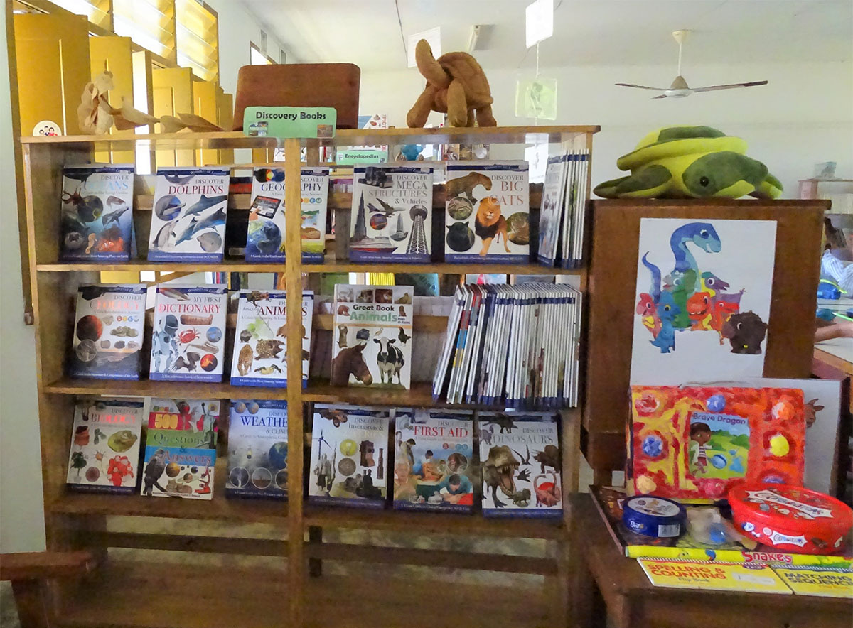 たくさんの本が並べられた本棚