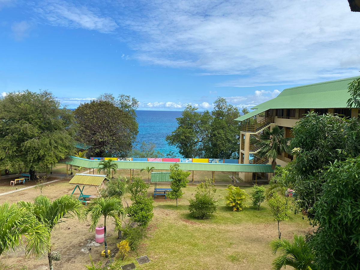 校舎と目の前に広がる海