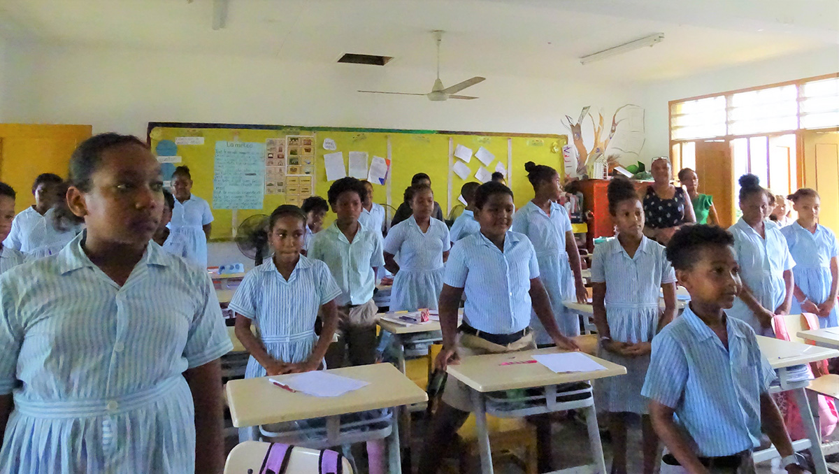 授業で手をあげる生徒たち