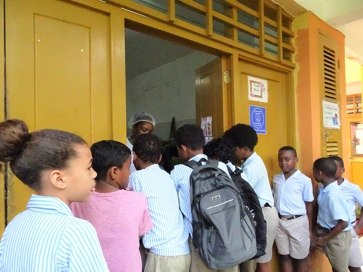 売店に並ぶ生徒たち