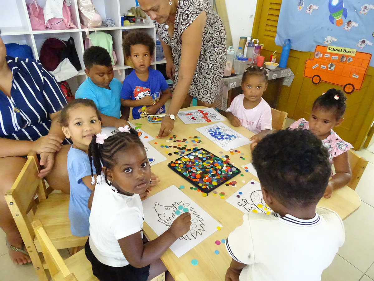 ハリネズミやカタツムリの絵に色をつける子どもたち