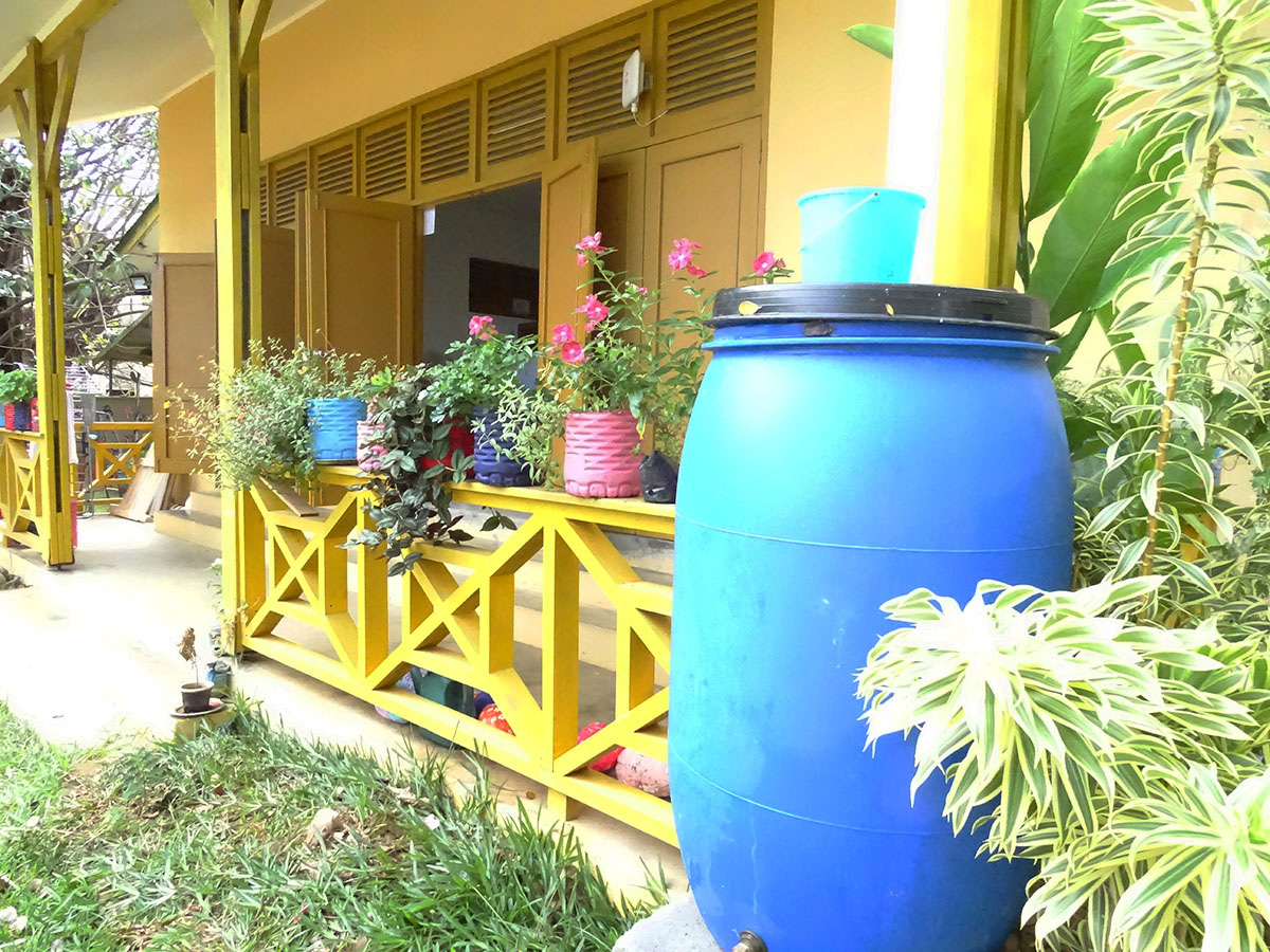 外に置かれた貯水できる青い入れ物