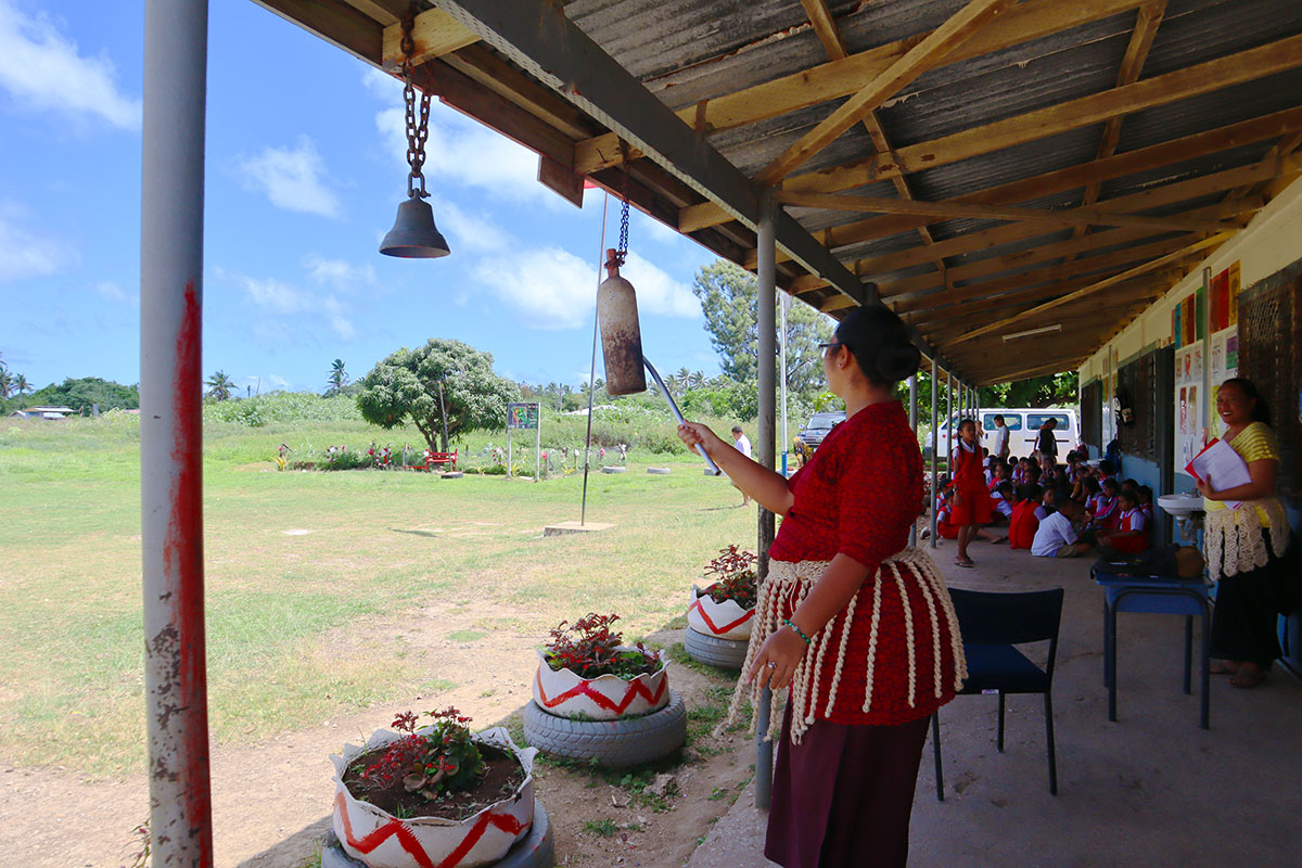 鉄瓶を叩く先生