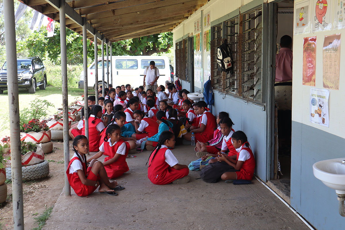 鉄瓶を叩く先生