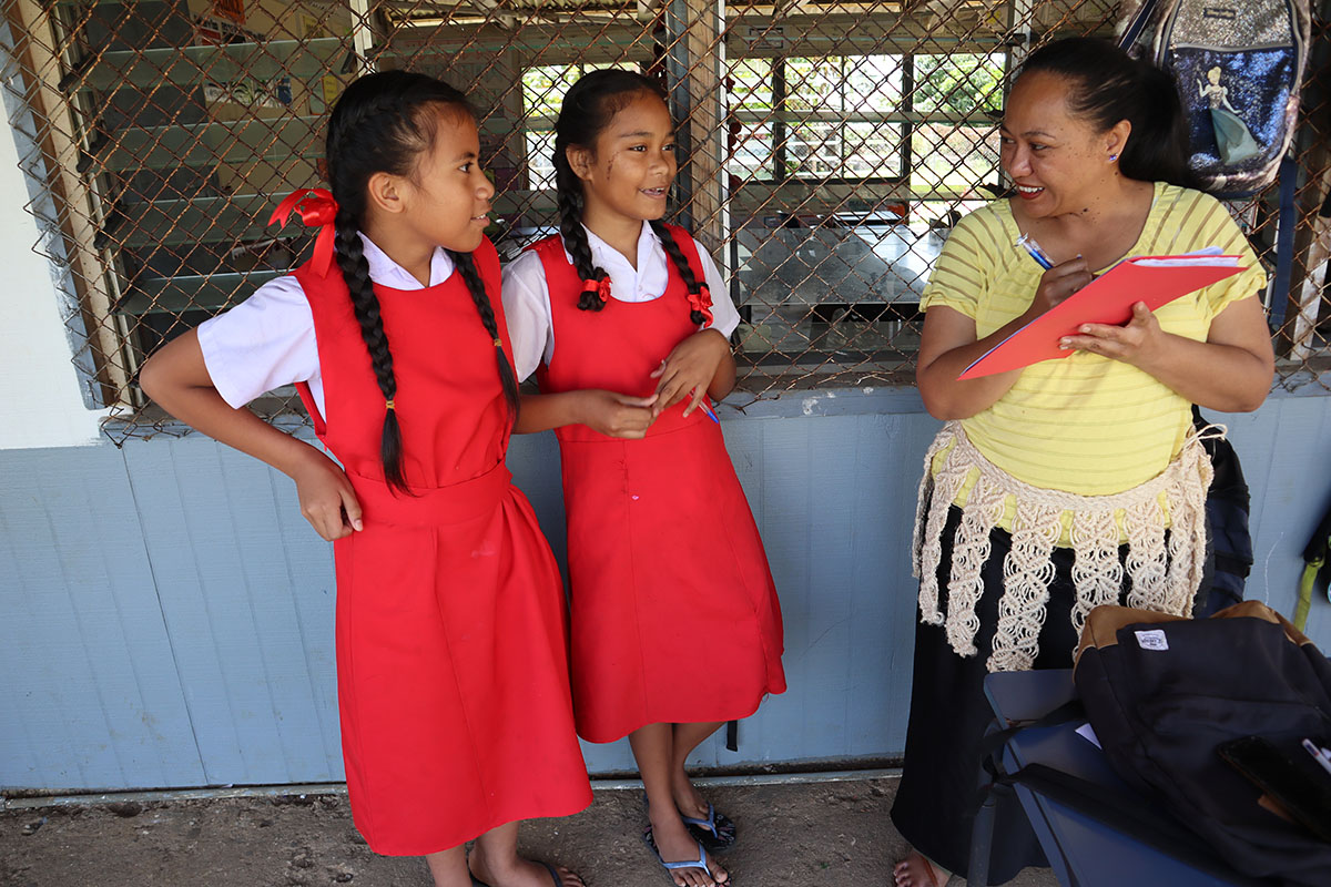 2名の生徒と先生