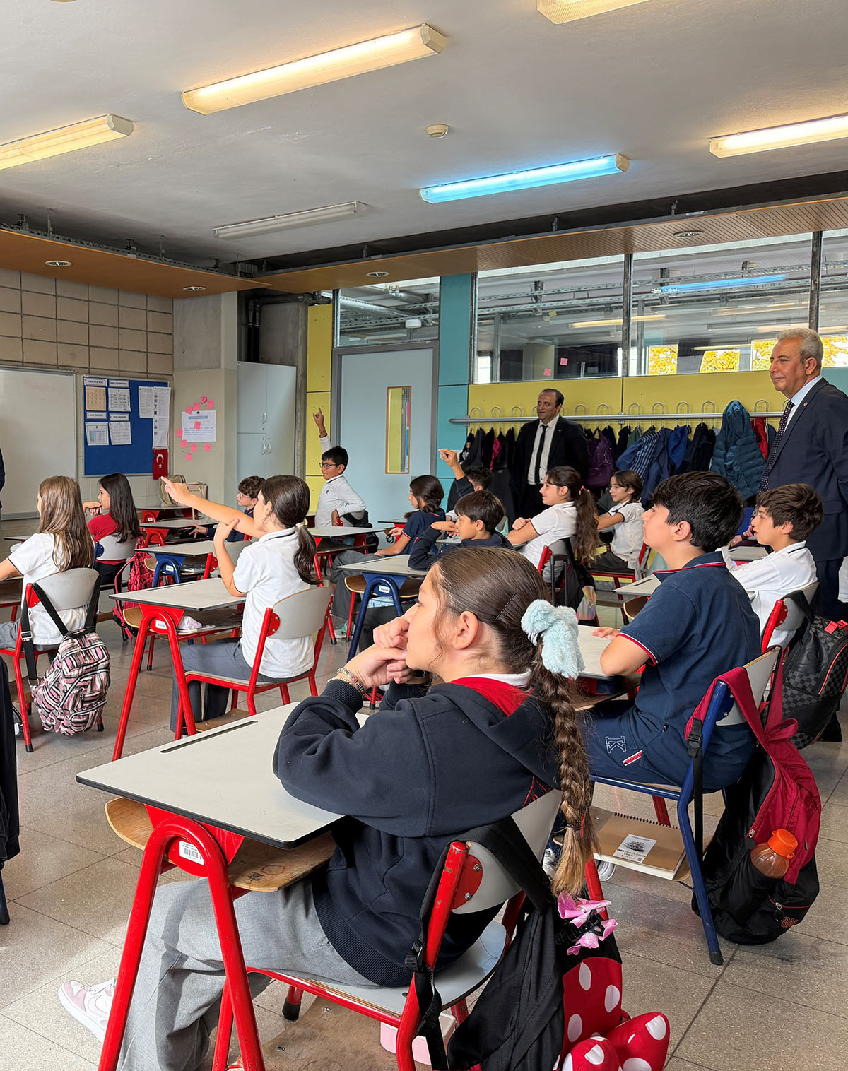 手を挙げる生徒たち