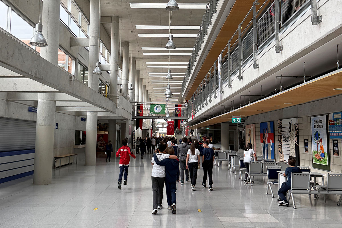 廊下が広い校舎