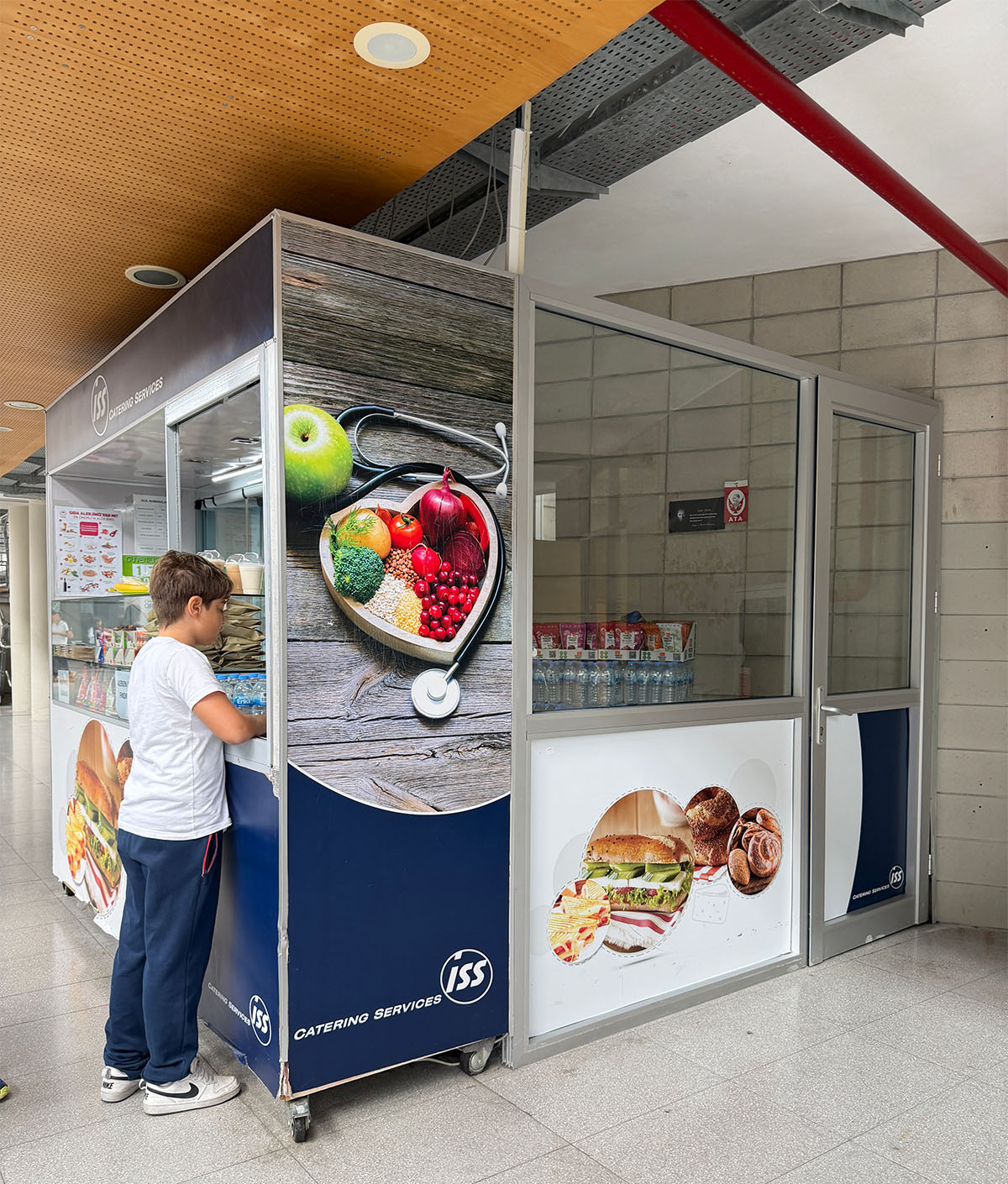 ボックス型の売店で子供が買い物する様子