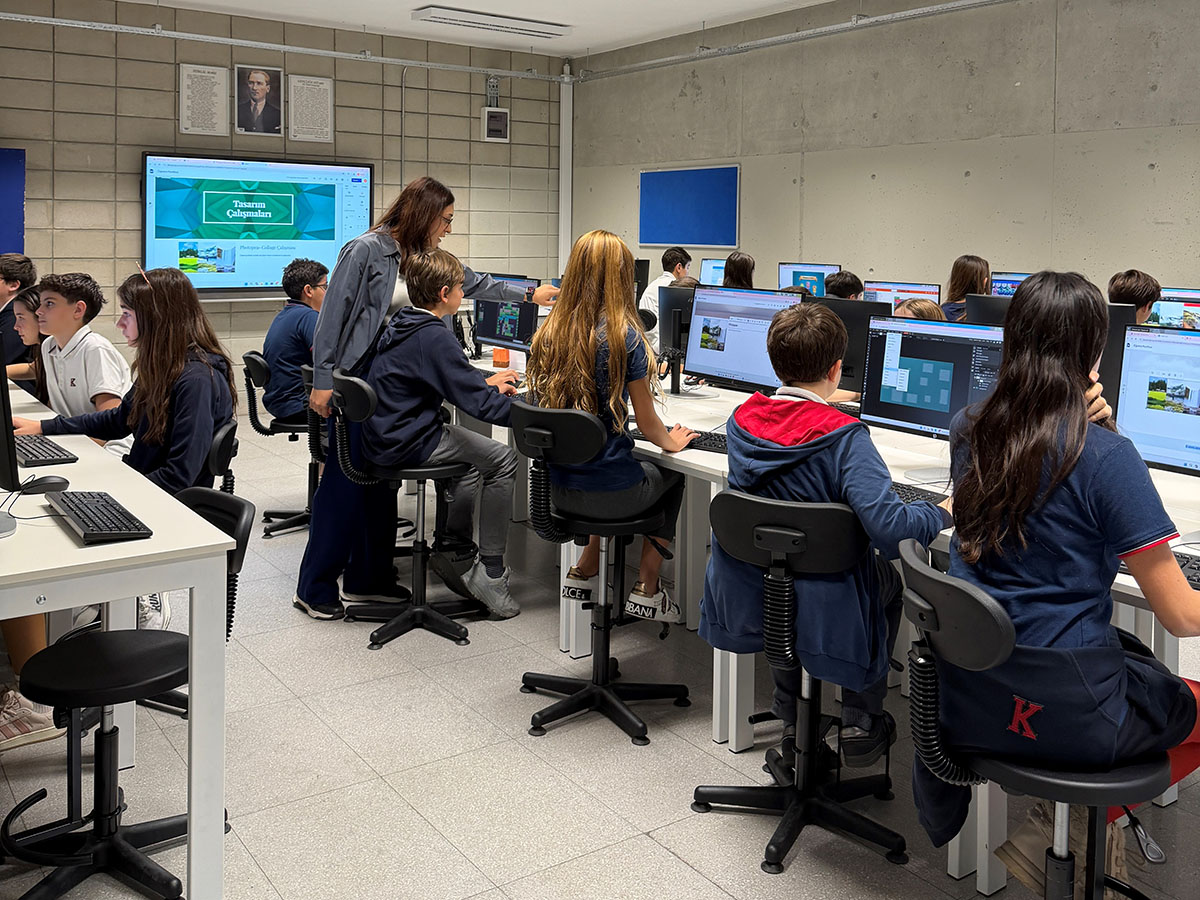 各々のパソコンに向かって作業をする生徒たち