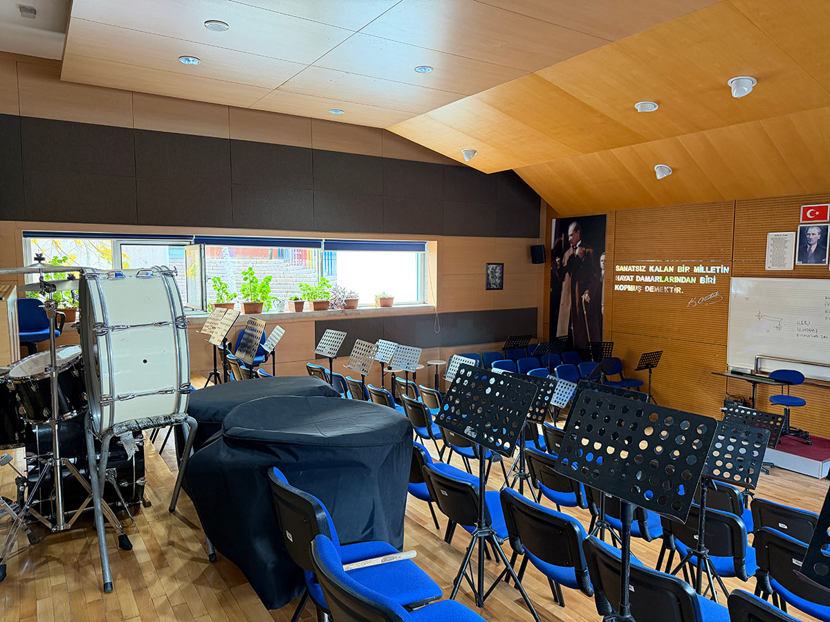 たくさんの楽器が置かれた教室