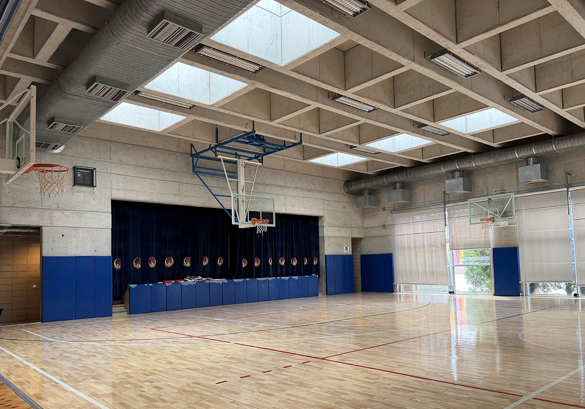 たくさんの楽器が置かれた教室