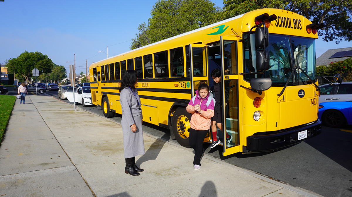 黄色いスクールバスで投稿する子供