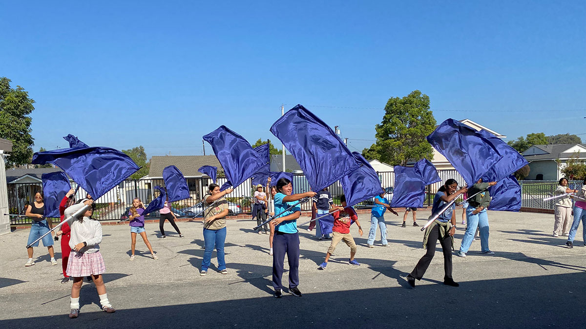 校庭にならぶ生徒