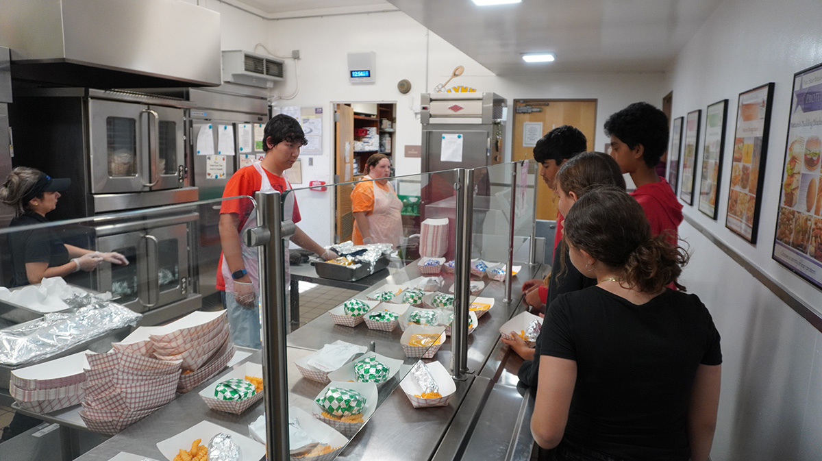 給食を選ぶ子供たち