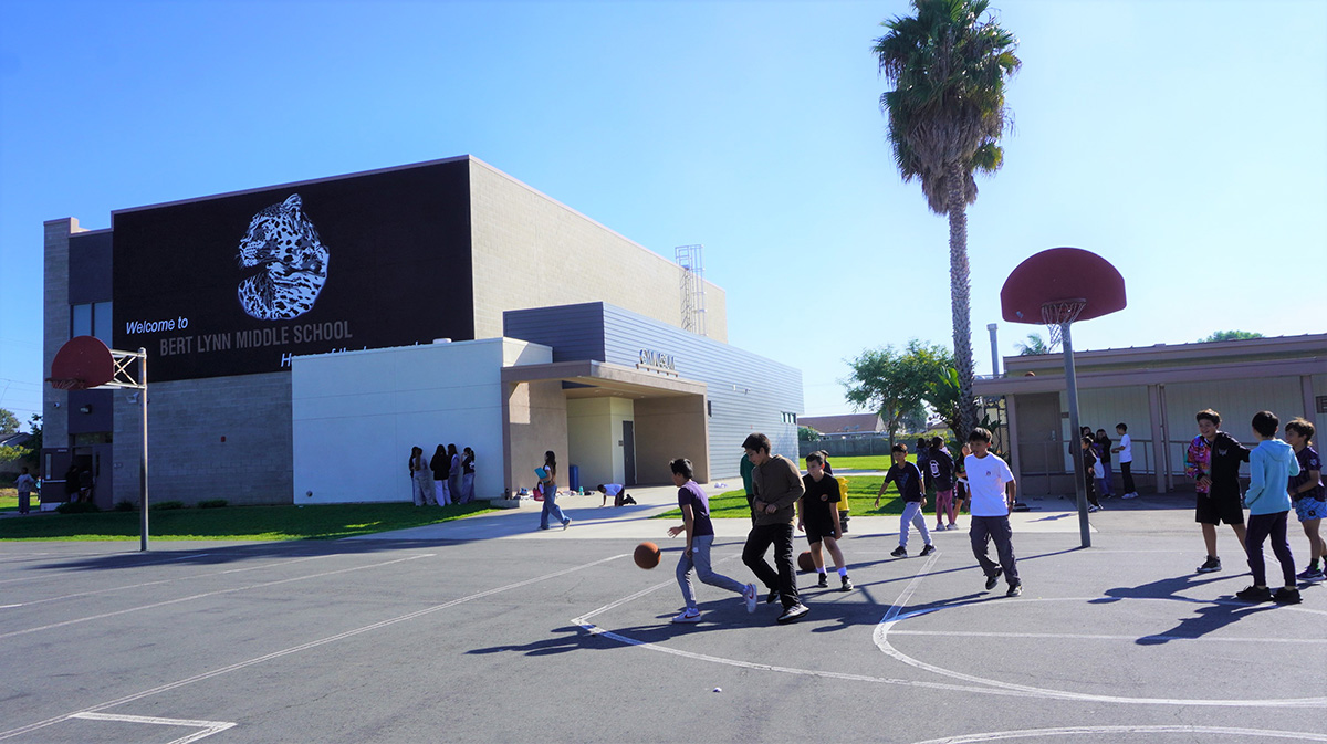 バスケットボールで遊ぶ生徒たち