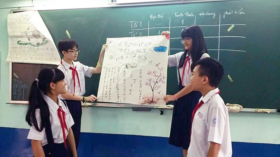 授業で発表する子供達