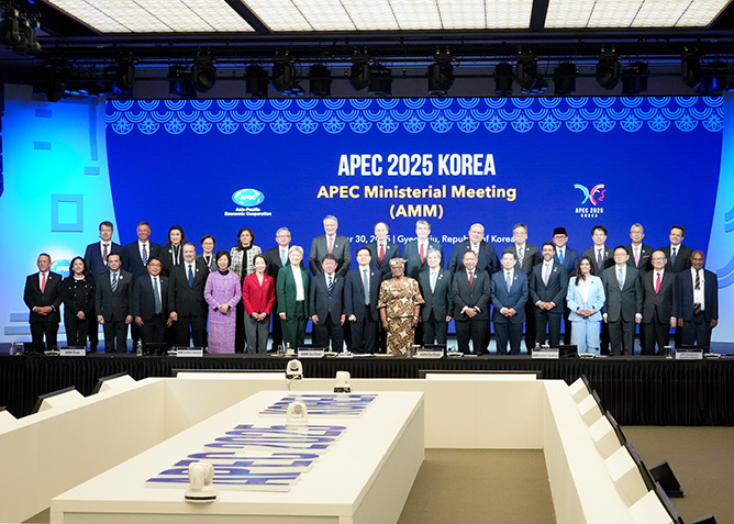 （写真）閣僚会議の集合写真