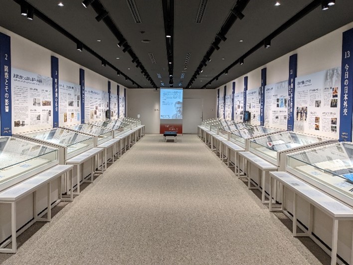 （写真）外交史料館展示室