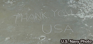 地上に書かれた「THANK YOU USA」の文字