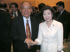 （写真）ルイス議長（日本アセアンセンター改革のための賢人会議）と山中政務官