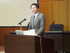 （写真1）JICAシンポジウム山花郁夫外務大臣政務官開会挨拶