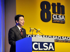 （写真）CLSAジャパンフォーラム2011でスピーチを行う前原外務大臣