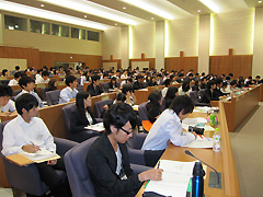 （写真）基調講演「国際情勢について」2