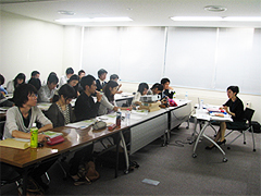 （写真）「資源外交」（経済局　経済安全保障課　原琴乃事務官）