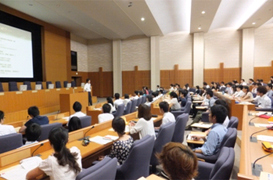 （写真）「省員による体験談」（大臣官房人事課　村上学課長補佐）