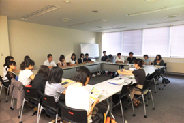 （写真）「地球環境問題」（国際協力局　地球環境課　藤本真美課長補佐）