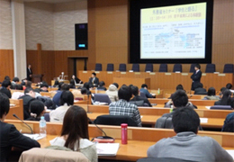 （写真）全体講演-3