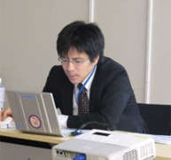 （写真）全体講演-10
