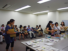 （写真）休憩室で世界の新聞を手に取りました-1