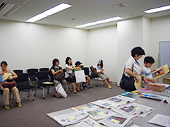 （写真）休憩室で世界の新聞を手に取りました-2