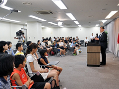（写真）参加者のみなさんに松本外務大臣からご挨拶