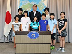 （写真）順番に大臣と記念撮影！
