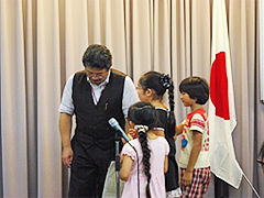 （写真）外交官に直撃インタビュー！?