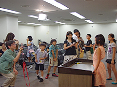（写真）大臣スピーチ台で代る代る記念撮影！