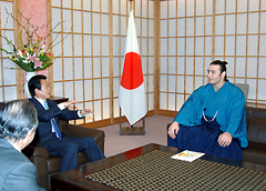 (写真)琴欧州関に対する平成17年度草の根文化無償資金協力目録贈呈(平成18年2月8日)