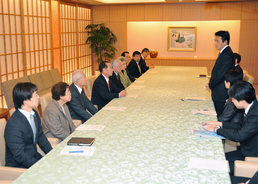 (写真)拉致被害者御家族と岡田外務大臣との懇談