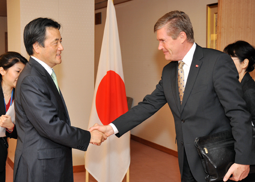 (写真)クルバーグ欧州ビジネス協会会長による岡田大臣表敬