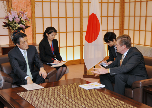 (写真)クルバーグ欧州ビジネス協会会長による岡田大臣表敬