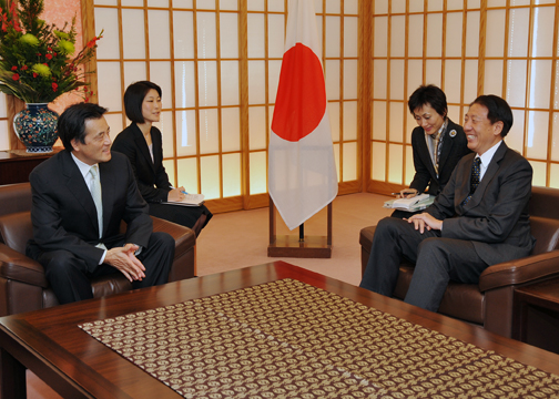 (写真)テオ・チーヒン副首相兼国防大臣の岡田大臣との会談