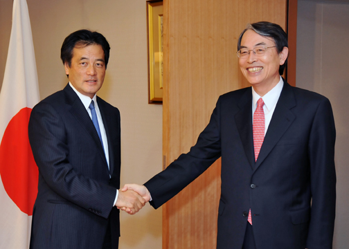 (写真)ソン国際刑事裁判所（ICC）所長の岡田外務大臣への表敬