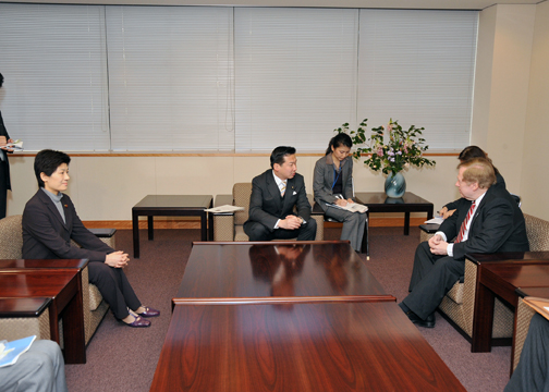 (写真)福山哲郎副大臣及び西村智奈美政務官へのロバート・キング北朝鮮人権問題担当特使の表敬