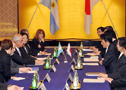 (写真)日・アルゼンチン外相会談