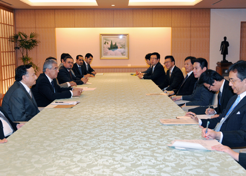 （写真）サウジアラビア・日本友好議員連盟一行の外務大臣表敬
