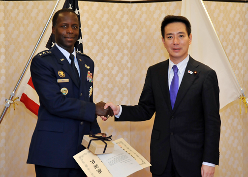 （写真）ライス在日米軍司令官への外務大臣感謝状授与式の開催